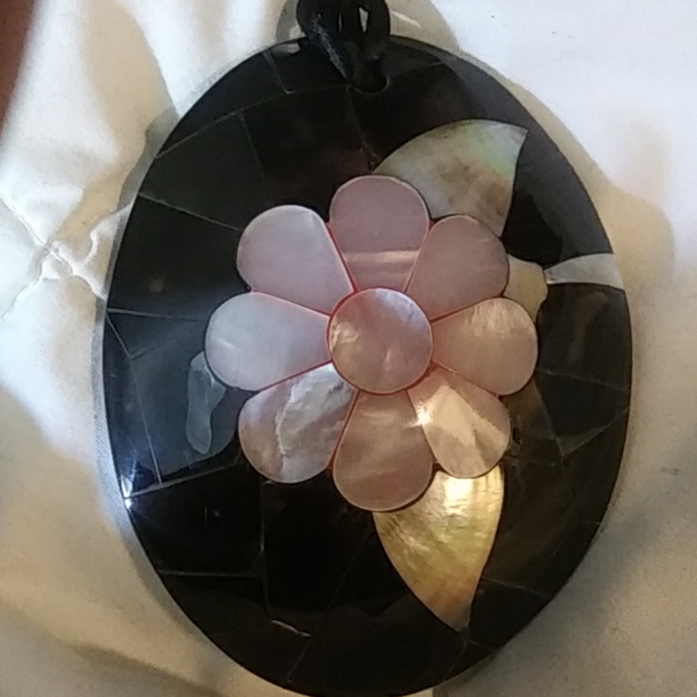 ๐ Giant floral pendant on fabric cord - Picture 2 of 2